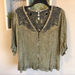 Gimmicks by BKE Shirt Blouse Button Front Green with Eyelet Lace Womens Large